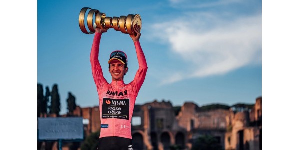 Simon Yates staat op van waar hij viel Simon Yates staat op van waar hij viel